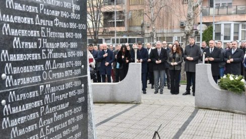 KOSOVSKA MITROVICA PAMTI UŽASE KOJE JE PROŽIVELA: Obeleženo 20 godina od martovskog pogroma (FOTO/VIDEO)