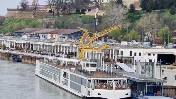 ОТВОРЕНА НАУТИЧКА СЕЗОНА: На Савско пристаниште упловио први крузер са страним туристима (ФОТО)
