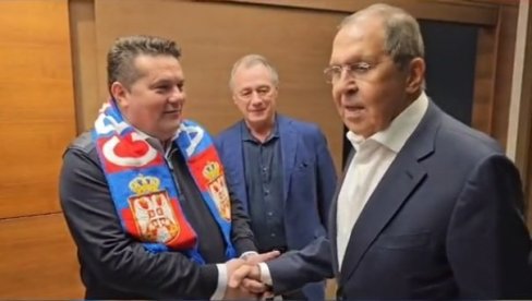 LAVROV DOBIO ROĐENDANSKI POKLON IZ REPUBLIKE SRPSKE: Pogledajete šta je Stevandić uručio ruskom šefu diplomatije (VIDEO)