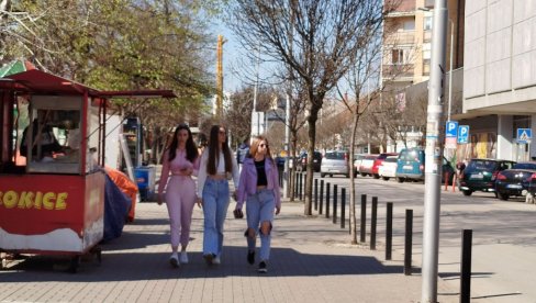 JOŠ MALO, PA LETNJI DAN U PARAĆINU: Sugrađani bez viška  odeće prvi put na ulici (FOTO)