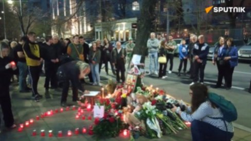 ПОТРЕСНЕ СЦЕНЕ ИСПРЕД РУСКЕ АМБАСАДЕ У БЕОГРАДУ: Грађани одају почаст жртвама терористичког напада у Москви (ФОТО/ВИДЕО)