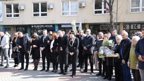 POLAGANJEM VENACA NA TRGU BRAĆE MILIĆ: U Kosovskoj Mitrovici obeleženo 25 godina od početka NATO agresije (FOTO)