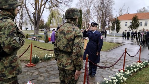 ДА СЕ ВИШЕ НИКАДА НЕ ПОНОВИ: У Новом Саду у касарни „Југовићево“ обележен Дан сећања на погинуле у НАТО агресији