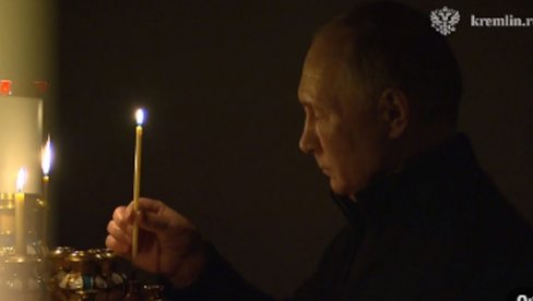 ПУТИН ВИДНО ПОТРЕСЕН ДОШАО У ЦРКВУ: Запалио свећу за покој душа погинулих у терористичком нападу у Москви (ВИДЕО)