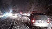 DRAMA NA PUTU BERANE-ROŽAJE: Sneg pada na severu Crne Gore, na Lokvama zavejana vozila (FOTO)