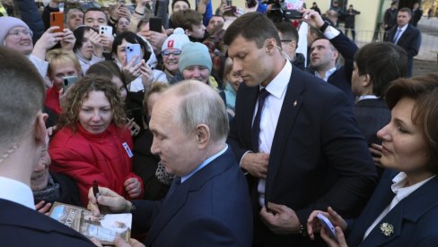 JA SAM VAS 20 GODINA ČEKALA: Građani pohrlili da vide i slikaju ruskog predsednika, svi izašli na ulice zbog Putina (VIDEO)