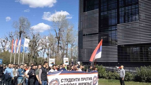 ДИНКО, ОДЛАЗИ: Студенти у Новом Саду протестовали против говора мржње
