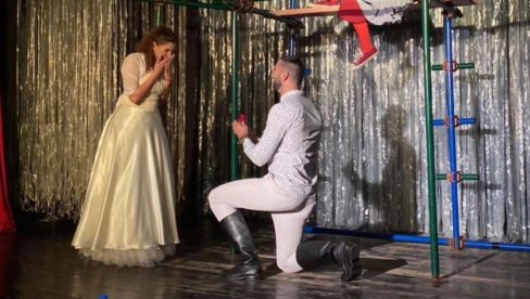 РЕКЛА ЈЕ ДА: Уместо принца, на сцену је изашао Милан и извадио прстен - Ево како је глумица Дечјег позоришта у Кикинди запрошена (ВИДЕО)