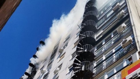 GUST DIM KULJA SA DEVETOG SPRATA: Prve slike požara na Novom Beogradu (FOTO)