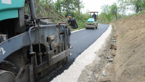 ASFALT STIGAO U LOPATNICU: Rekonstrukcija seoskih saobraćajnica u kraljevačkom kraju