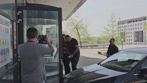 U TOKU SASLUŠANJE SREĆKA SOFRONIJEVIĆA: Srbin iz Zvečana doveden u Osnovni sud u Prištini - Zabranjen pristup supruzi i novinarima (VIDEO)
