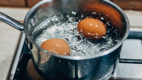ТРИК ИСКУСНИХ ДОМАЋИЦА: Како да јаја НЕ пуцају приликом кувања
