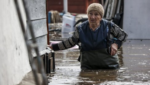 EVAKUISANO PREKO 100 HILJADA LJUDI: Najveće poplave u poslednjih 80 godina, ljudi beže glavom bez obzira da se spasu vodene bujice (FOTO)