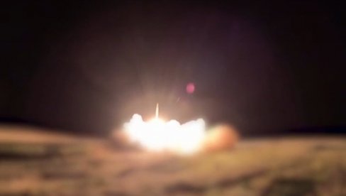 СНИМАК ИРАНСКОГ ПРОЈЕКТИЛА: Снимак открива лансирање ракета емад и беспилотних летелица шахид (ВИДЕО)