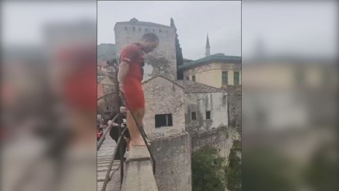 HIT SNIMAK IZ MOSTARA: Mladić skače sa Starog mosta (VIDEO)