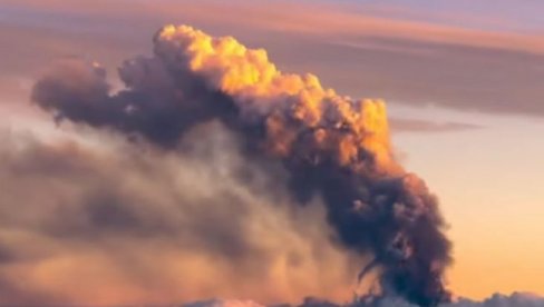 АЛАРМ У ИНДОНЕЗИЈИ: Прети цунами после ерупције вулкана - aеродром затворен због пепела, хитна евакуација 1.500 људи (ВИДЕО)