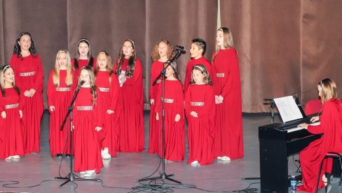 MLADI UMETNICI ANĐEOSKOG GLASA: Pevačka grupa iz Deča proslavila deceniju postojanja