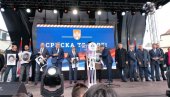 СКУП СРПСКА ТЕ ЗОВЕ“: Званичници поручили – „Србија је уз Српску кад је најтеже“, учесници скупа држе фотографије жртава из Подриња