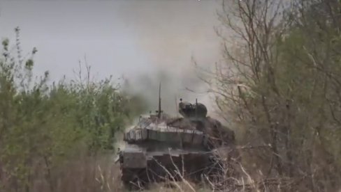 РУСКИ ТЕНК НА ДЕЛУ: Посада Т-90М изводи борбени задатак у правцу Авдејевке (ВИДЕО)