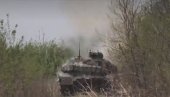 RUSKI TENK NA DELU: Posada T-90M izvodi borbeni zadatak u pravcu Avdejevke (VIDEO)