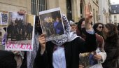 СТУДЕНТИ БЛОКИРАЛИ ПРИСТУП УНИВЕЗИТЕТУ У ПАРИЗУ: На протесту против рата у Гази подршка палестинском народу (ФОТО)