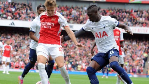 DRAMA U DERBIJU LONDONA: Arsenal testirao živce navijača, ali uspeo da zauzme čelo tabele