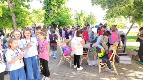 МЕДАЉЕ ЉУБАВИ ЗА ВРШЊАКЕ: Врбас угостио децу са Косова и Метохије
