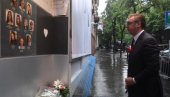 UČINIĆEMO SVE DA SE KAO ZEMLJA UZDIGNEMO POSLE OVOG UŽASA Vučić položio cveće u školi Vladislav Ribnikar (FOTO)