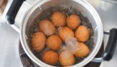 TRIK ISKUSNIH DOMAĆICA: Kako da jaja NE pucaju prilikom kuvanja
