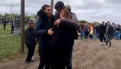 НЕОПИСИВА ТУГА: Загрљај родитеља Еме Кобиљски и мајке Николе Милића (ВИДЕО)