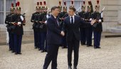 ZA SIJA SUPA OD KUPUSA, JAGNJEĆA PLEĆKA, PASULJ I BOROVNICE U PASTIROVOM KONAKU: Kako je francuski predsednik Makron ugostio gosta iz Kine