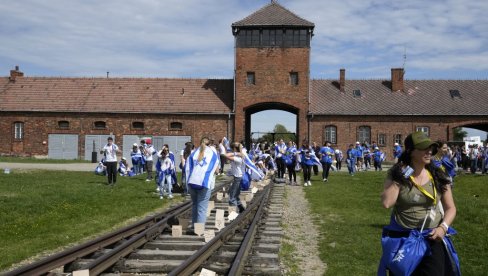 МАРШ ЖИВИХ У АУШВИЦУ: Учествовало неколико хиљада Јевреја, међу којима и преживели из Холокауста (ФОТО)
