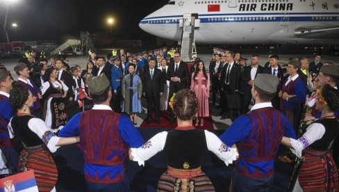 SIJEVI APLAUZI NAJVEĆI PONOS! Ansambl Kolo pred velikim državnikom i njegovom suprugom izveli igre iz centralne Srbije (FOTO)