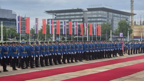 ПОСТРОЈЕНА ГАРДА: Последње припреме за дочек председника Сија пред Палатом Србија (ВИДЕО)