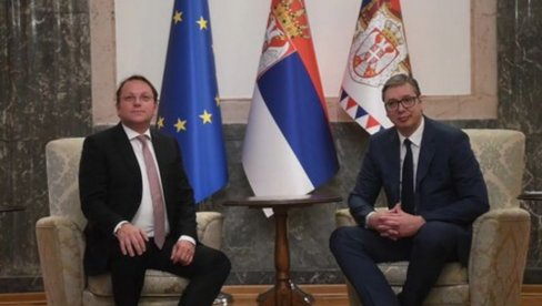 VRLO DOBAR RAZGOVOR SA KOMESAROM: Predsednik Vučić na sastanku sa Oliverom Varhejijem (FOTO)